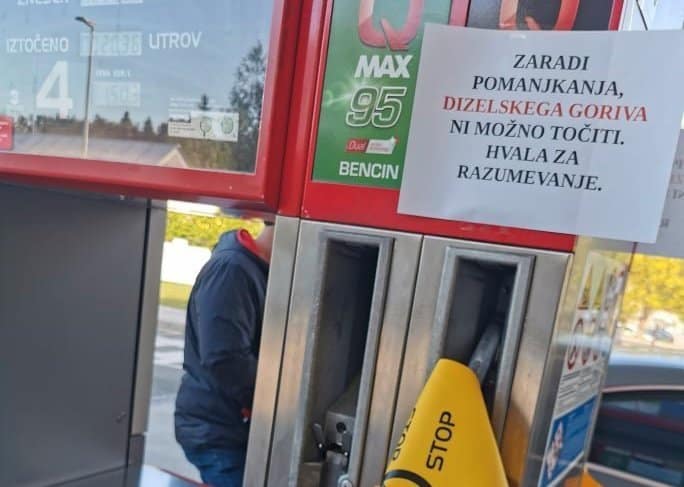 Obvestilo na bencinski črpalki Petrol