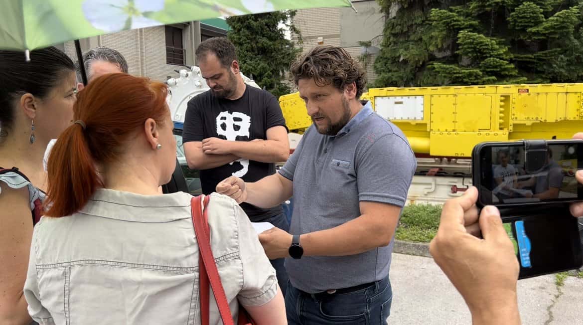 Foto: Asmir Bećarević na novinarski konferenci za dostojne malice rudarjev