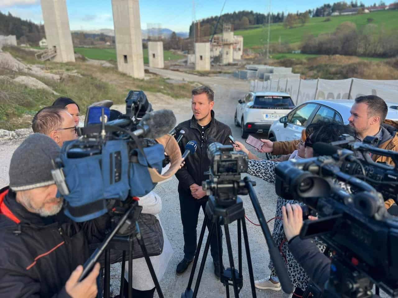 Novinarska konferenca Iniciative HOČ`MO CESTO!
