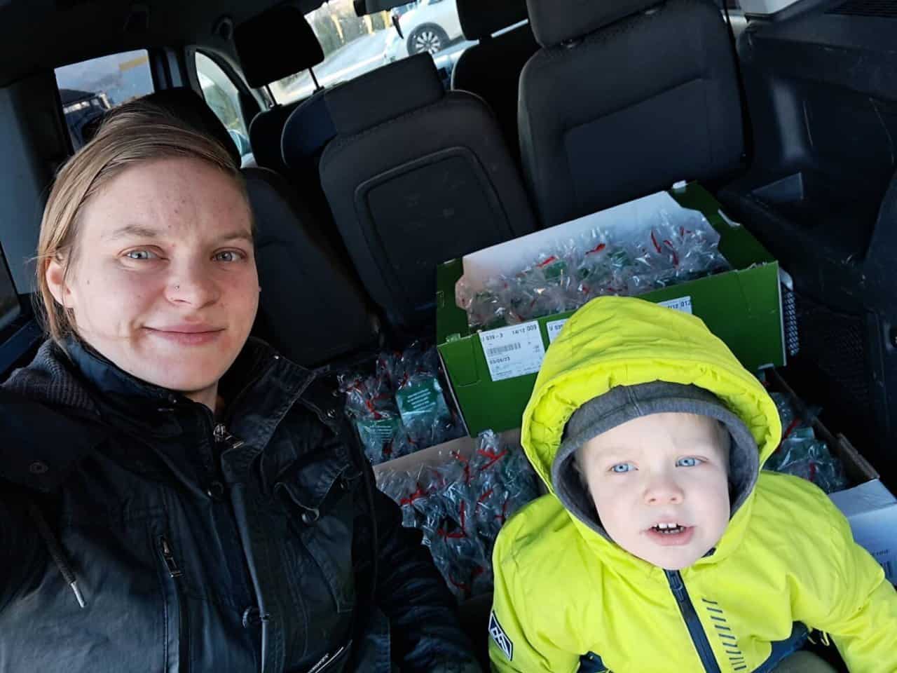 Tanja Borovnik in njen sin s paketki domačih keksov.