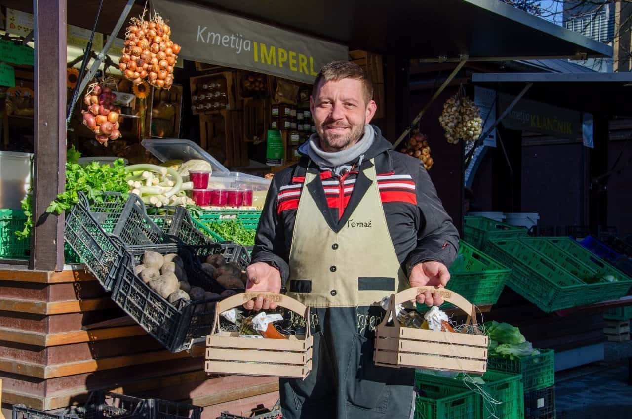 Tomaž Imperl z dvema zabojčkoma domačih dobrot.