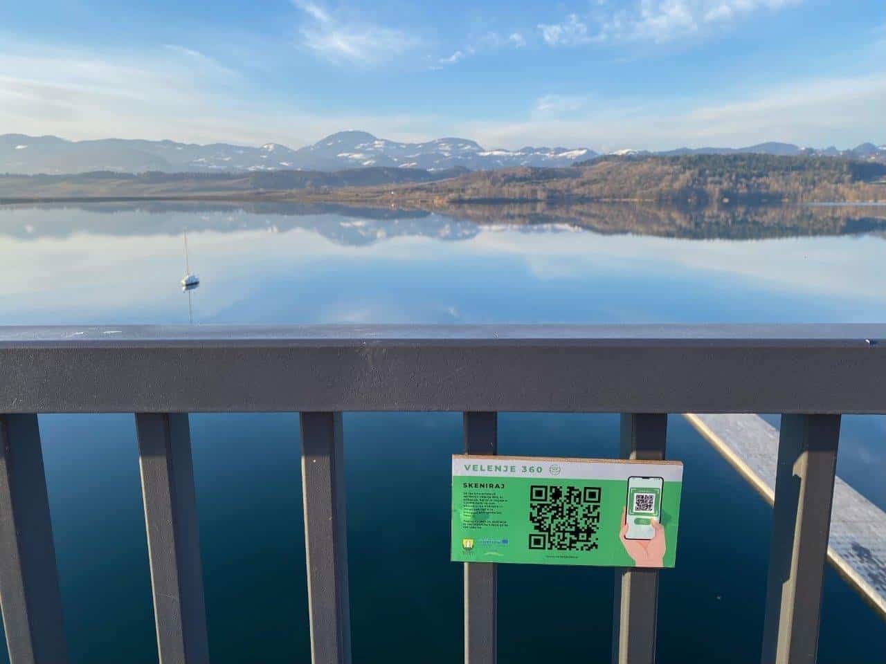 QR kodo na vrhu razgledišča na Visti.