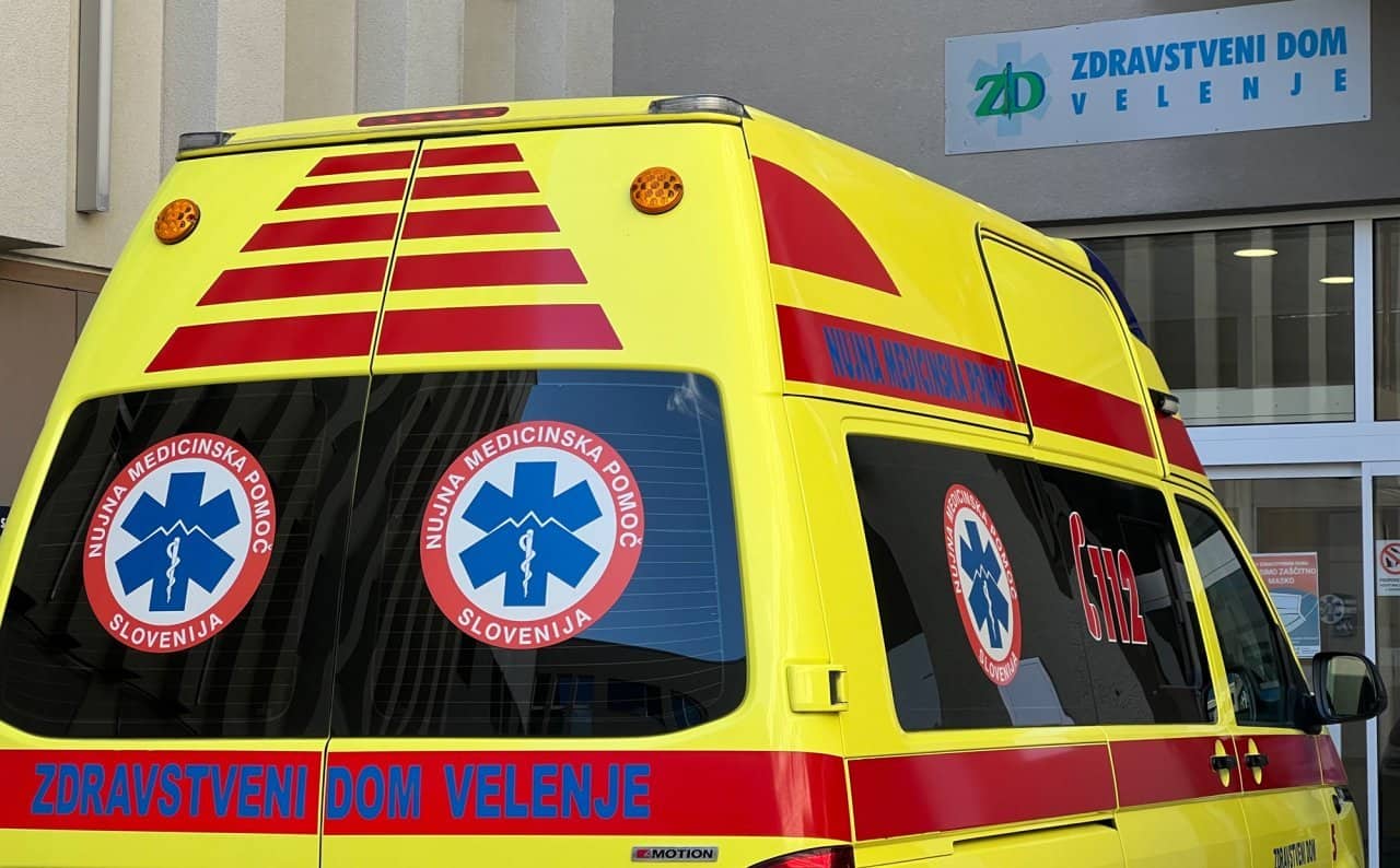 Reševalno vozilo pred ZD Velenje