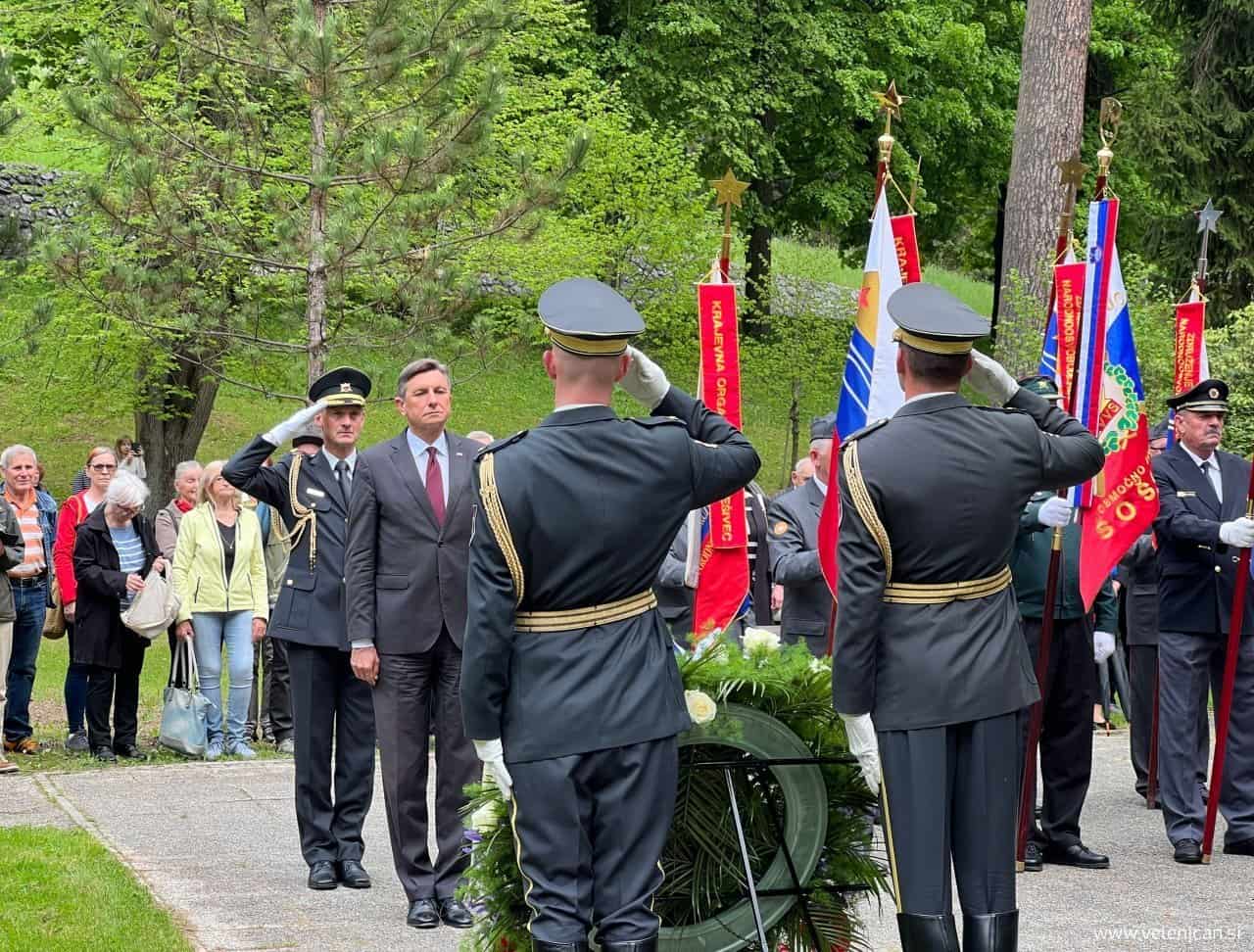 Borut Pahor je preteklo leto položil venec pri spominski plošči v Topolšici. (9. 5. 2022)