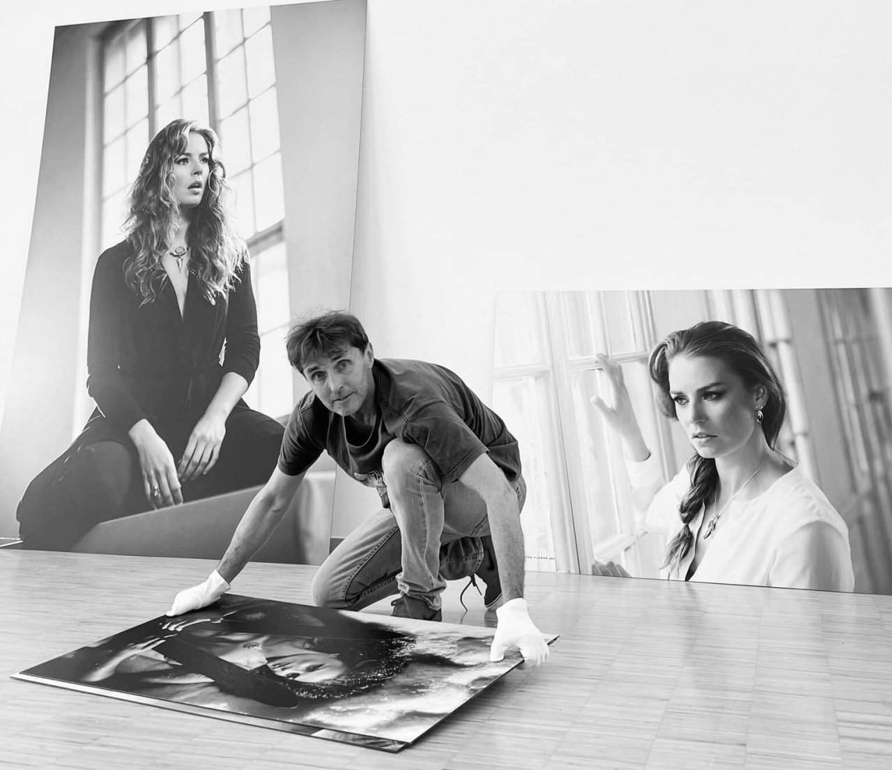 Fotograf Peter Marinšek ob njegovi razstavi v Galeriji Velenje.