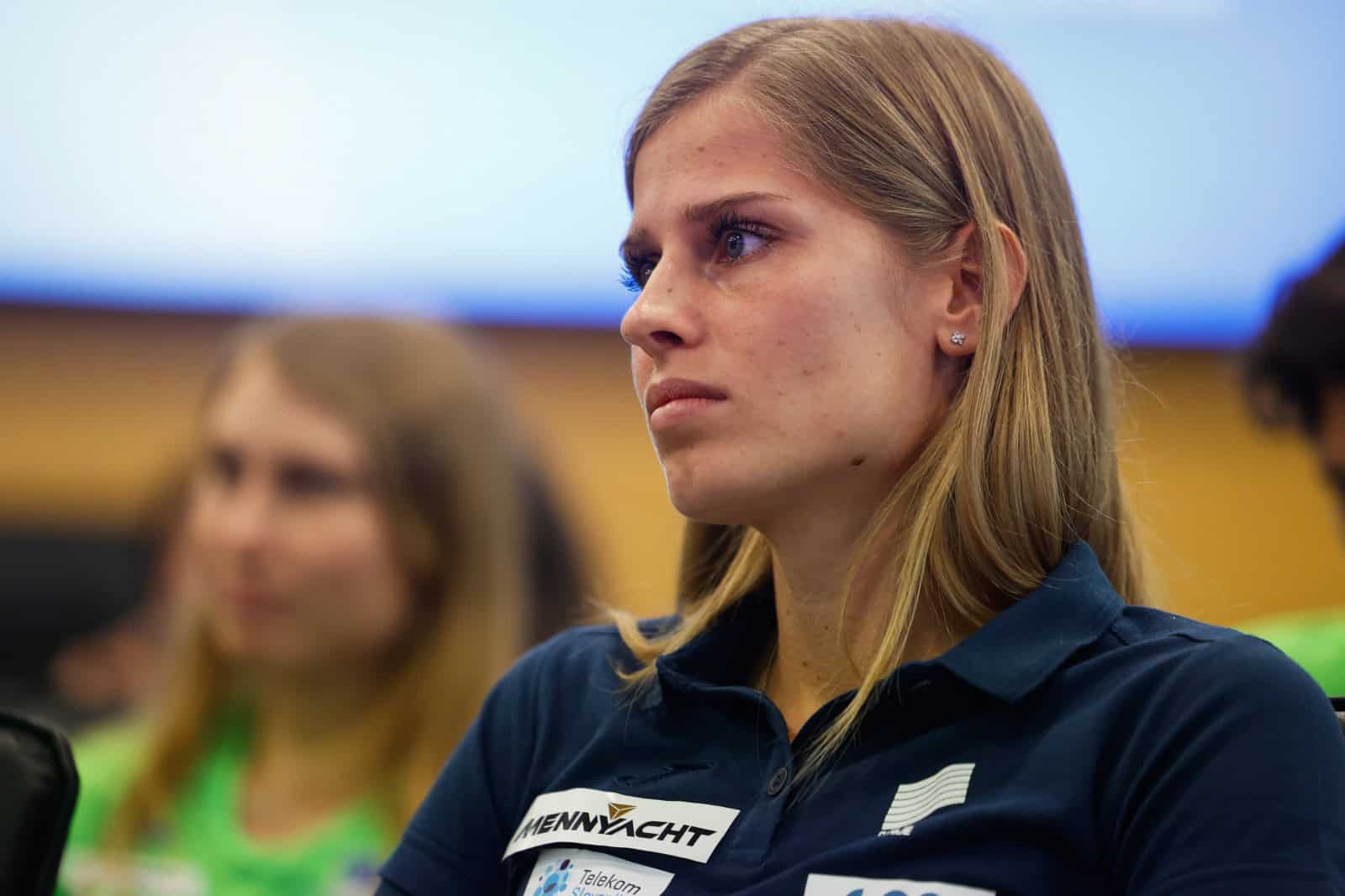 Podpis pogodb Atletske zveze Slovenije (AZS) z atleti in atletinjami za sezono 2024.
Atletinja Anita Horvat.