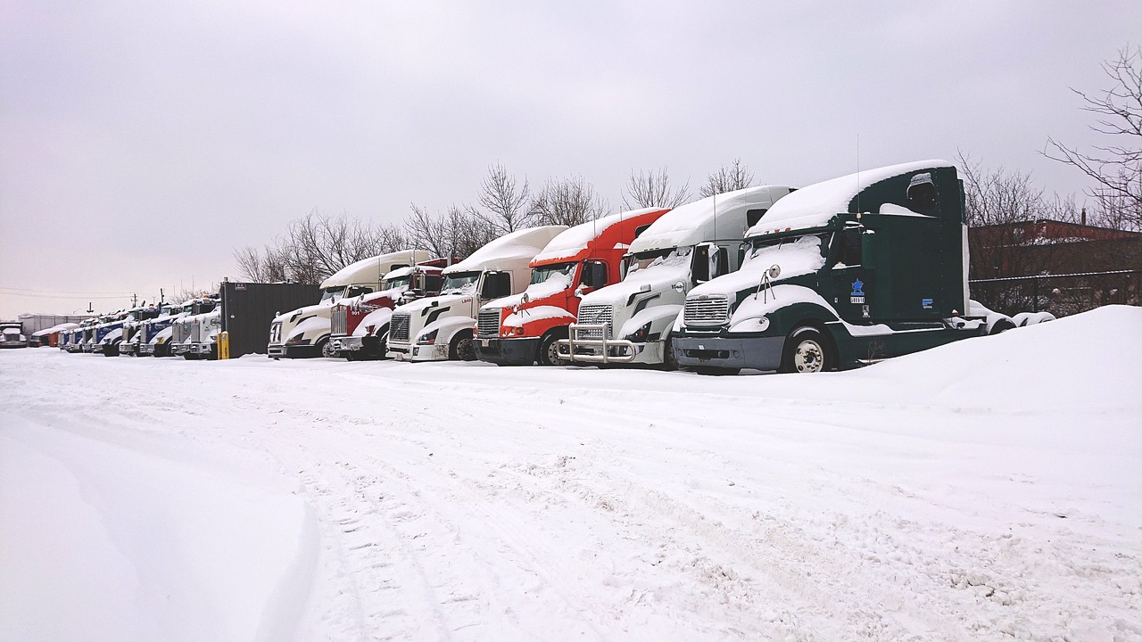 trucks-in-snow-4021311_1280