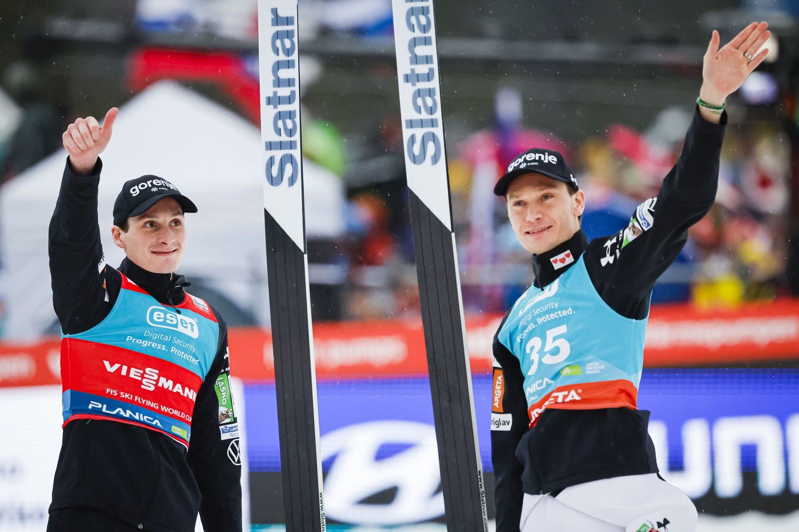 Finale svetovnega pokala v smucarskih skokih.
Posamicna tekma, moski.
Slovenska smucarska skakalca Domen Prevc in Anze Lanisek.