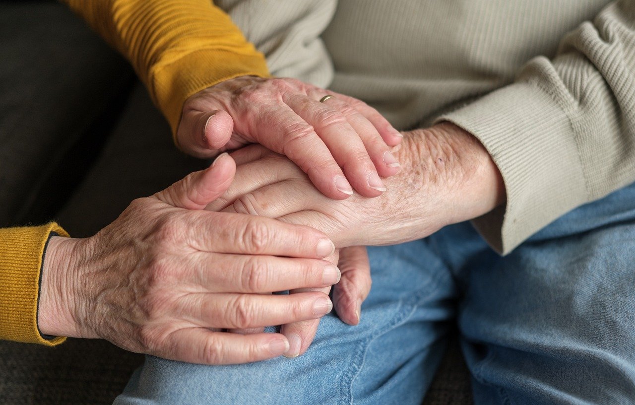 holding-hands-8649669_1280