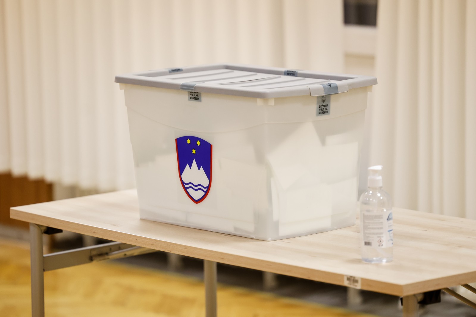 Volivci v Sloveniji danes na trojnem referendumu odlocajo o spremembah zakona o vladi, zakona o RTV in zakona o dolgotrajni oskrbi.