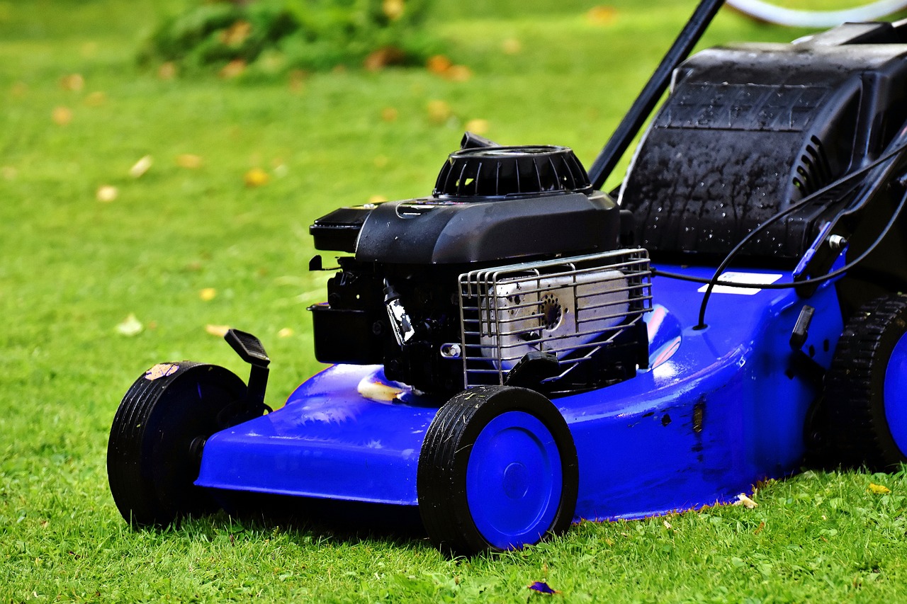 blue-lawn-mower-4103991_1280