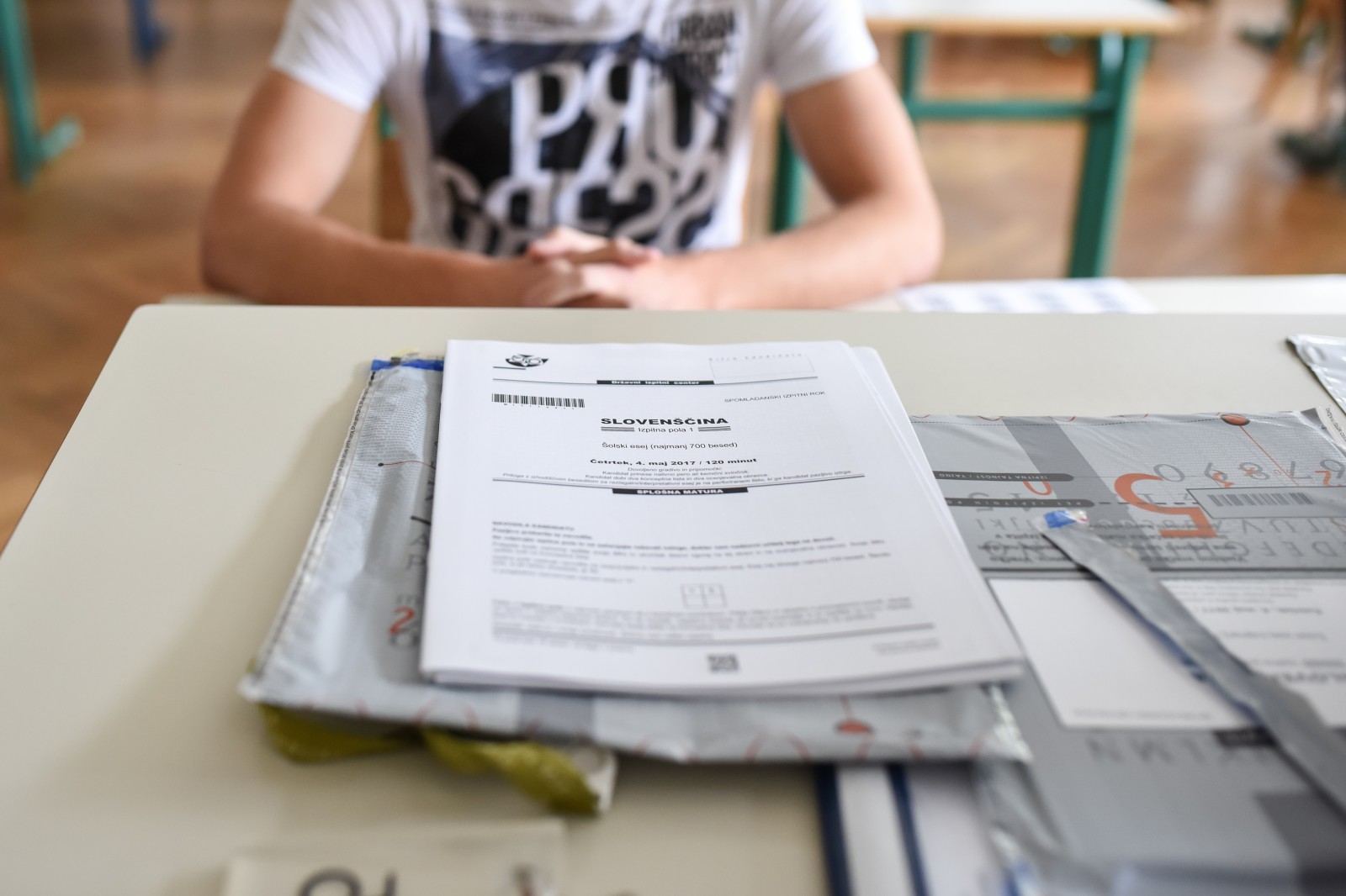 Zacetek spomladanskega roka splosne mature.
Dijaki, maturitetne pole.