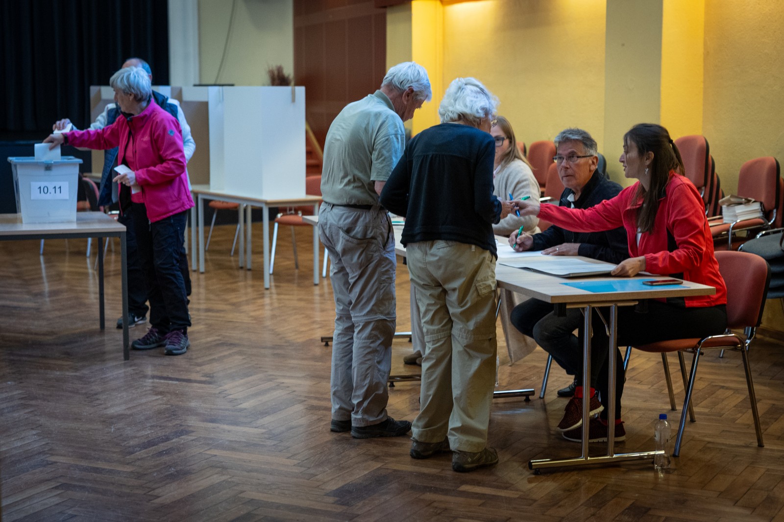 Referendumsko glasovanje o usodi zakona o dodatku k pokojnini za izjemne dosezke na podrocju umetnosti.