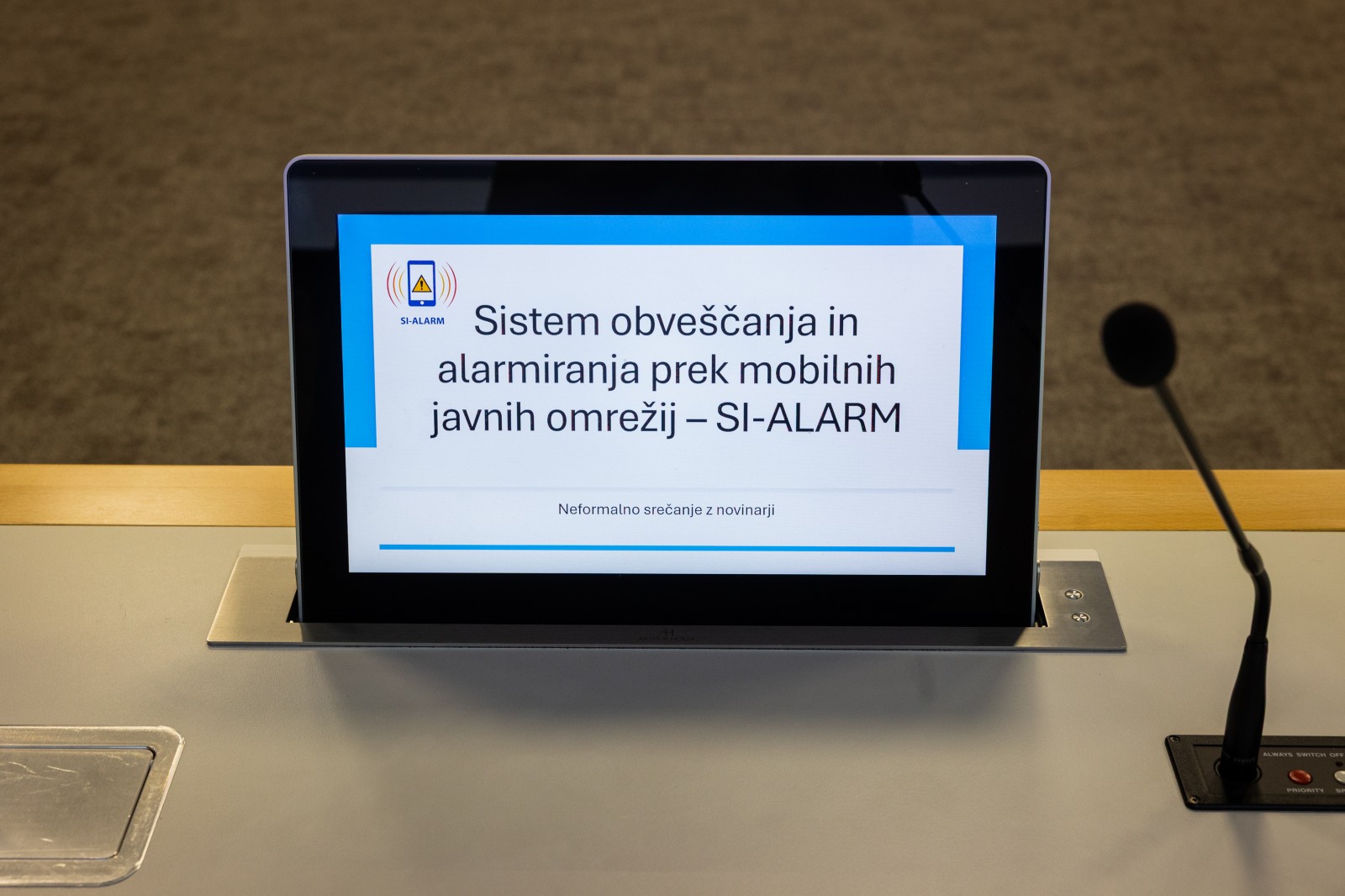 Neformalni brifing o vzpostavitvi sistema javnega obvescanja in alarmiranja prebivalstva prek javnih mobilnih omrezij (SI-Alarm).