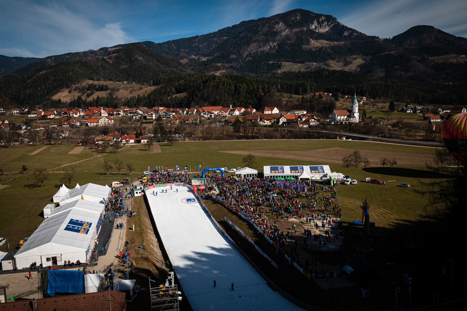 Svetovni pokal v smucarskih skokih za zenske - ekipna tekma.
Pogled na skakalnico.