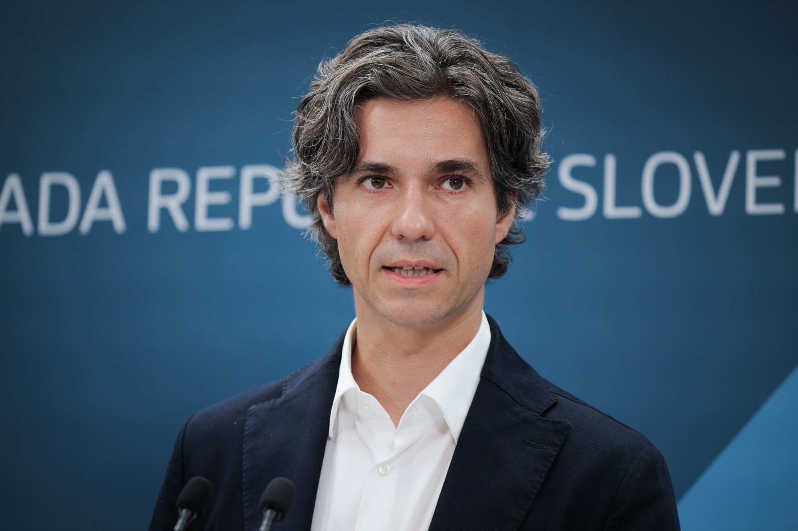 Izjava za medije po neformalnem brifingu o romskih vprasanjih.
Minister za delo, druzino in socialne zadeve Luka Mesec.