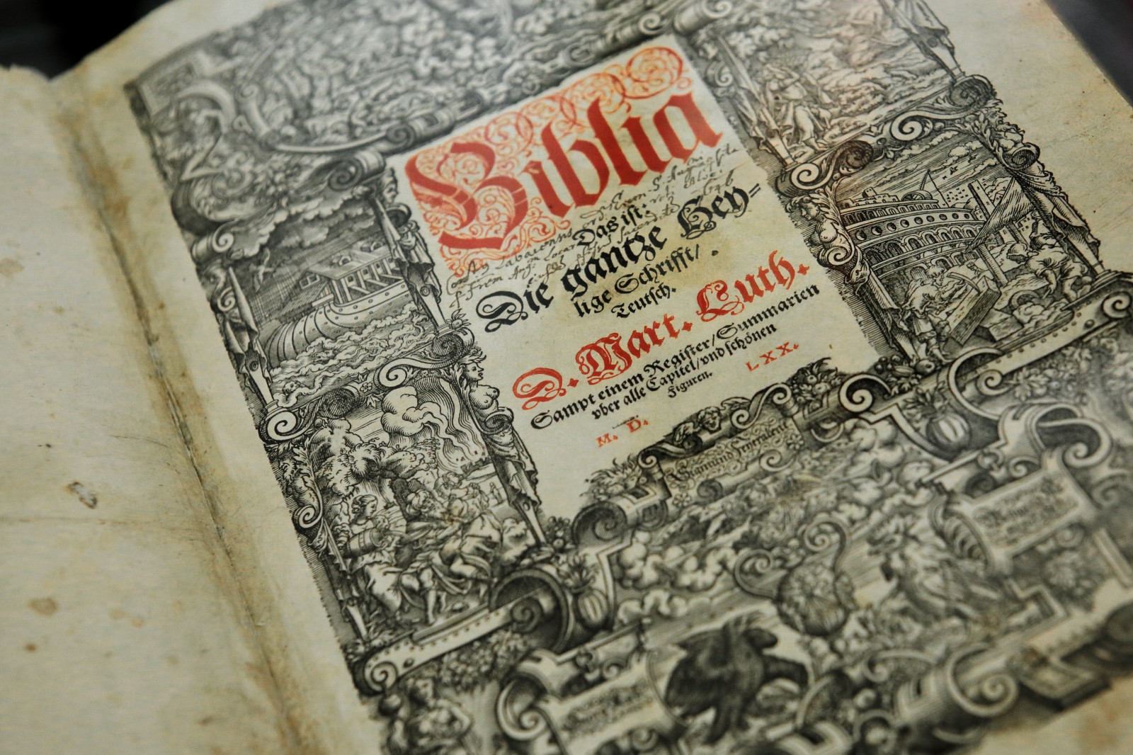 20170405-00771271 Razstava ob 500-letnici reformacije z naslovom Bozja beseda ostane na veke.
Izvod Lutrove Biblije iz leta 1570.