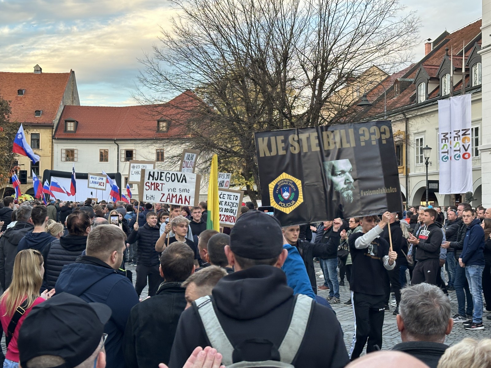 Vzdusje v Novem mestu pred sejo mestnega sveta.Zacetek shoda. Na Glavnem trgu se je že pred začetkom seje zbrala množica.