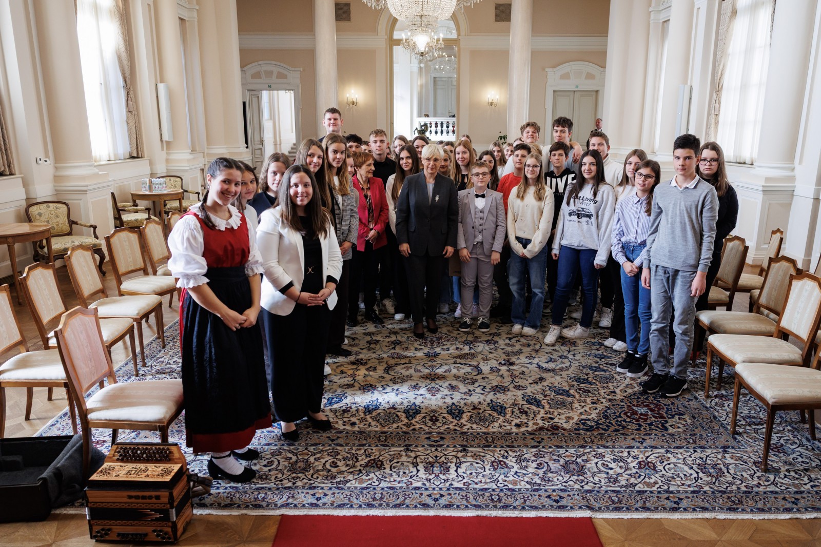 Predsednica republike Natasa Pirc Musar je sprejela ucence OS Antona Askerca Velenje in se z njimi pogovorila o drzavljanski vzgoji in aktivnem drzavljanstvu.