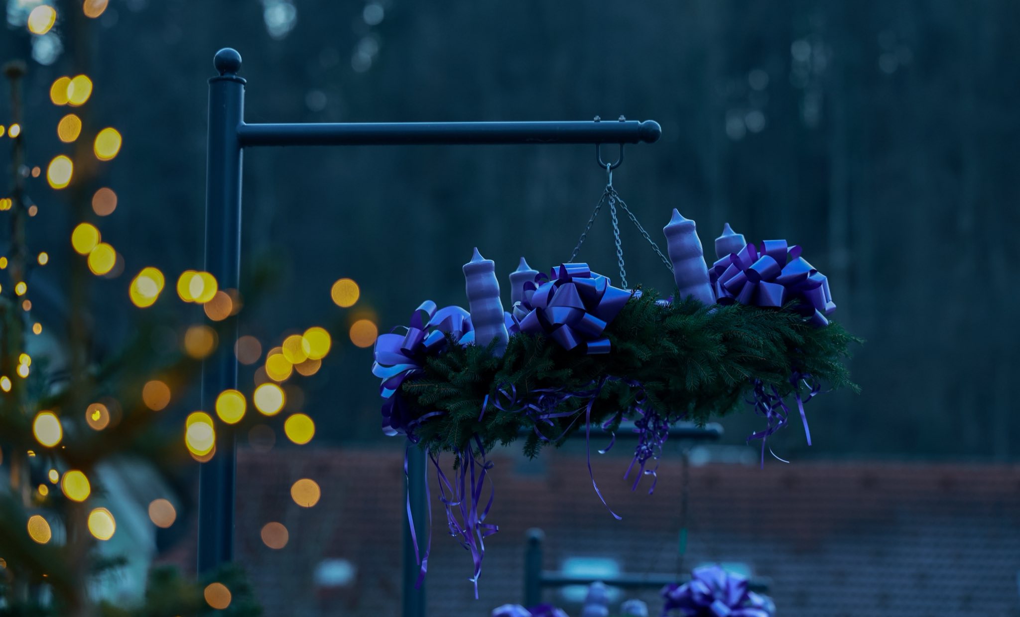 Dvig adventnih venčkov v Šoštanju napovedal začetek prazničnega časa