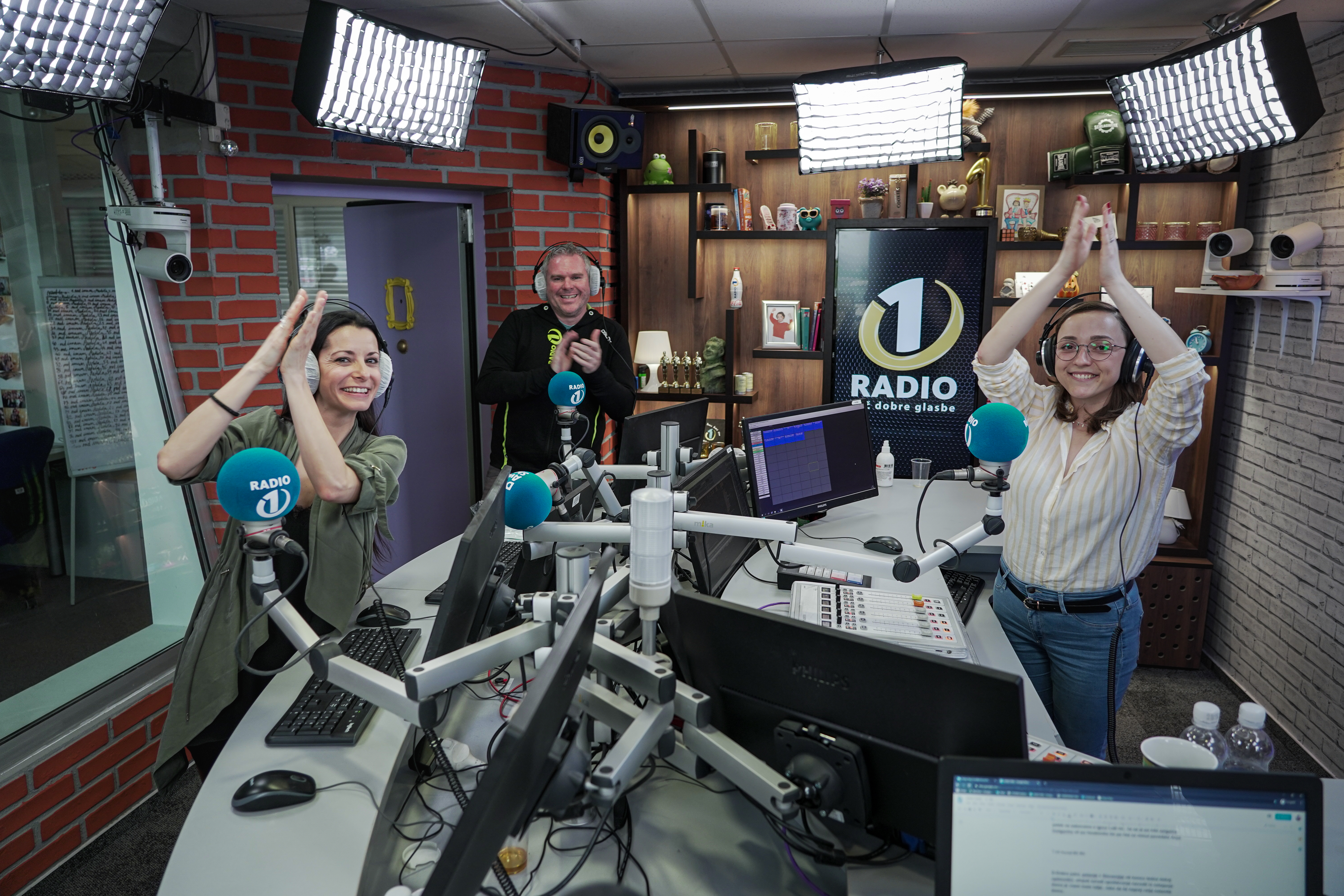 Ljubljana.
Radijske postaje so prvic v zgodovini stopile skupaj in zaploskale pozrtvovalnim Slovencem, ki v teh dnevih pomagajo pri boju s koronavirusom.
Voditelji radijske postaje Radio 1.
Foto: infonet media