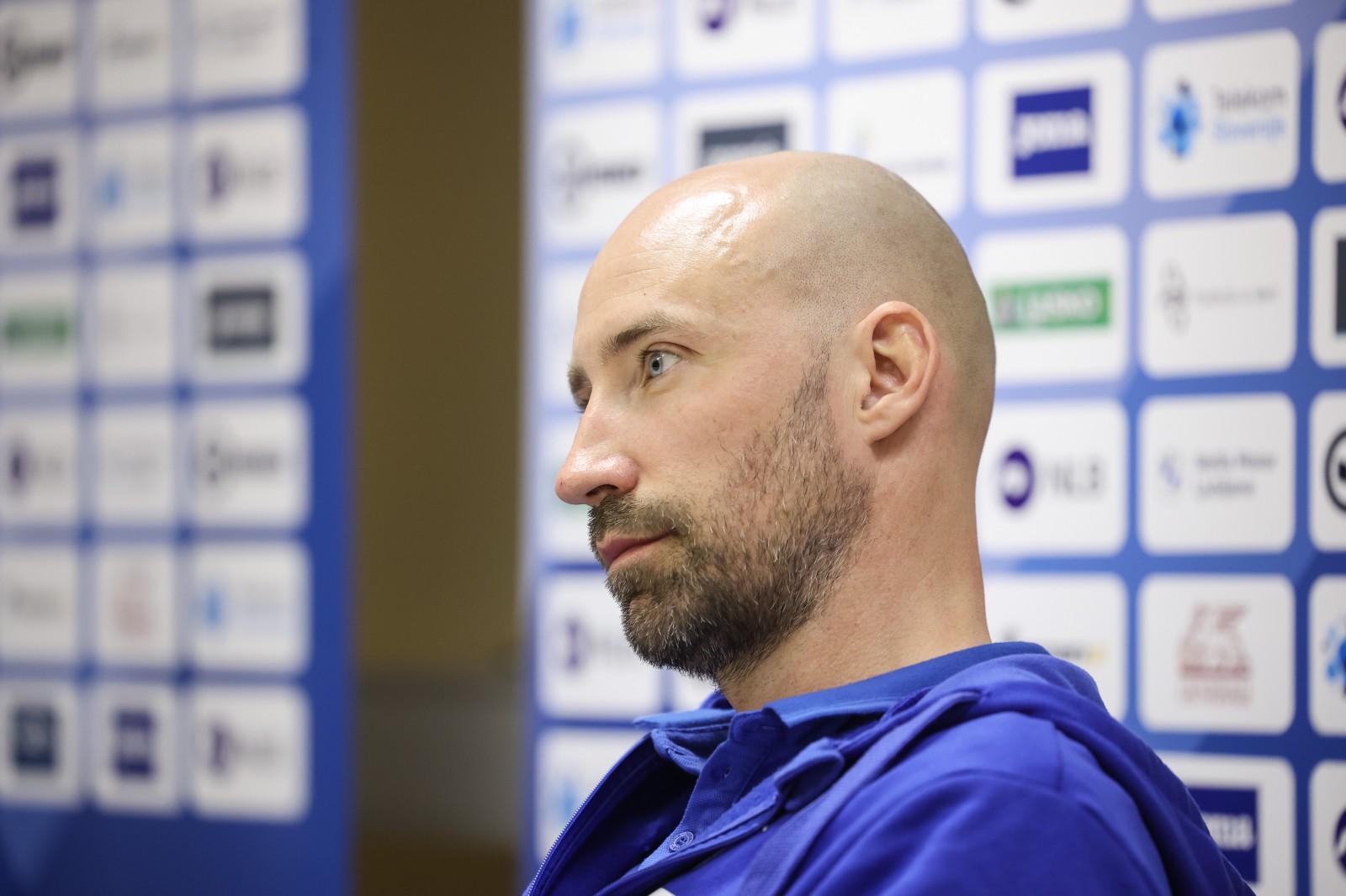 Novinarska konferenca Rokometne zveze Slovenije, na kateri so predstavili seznam vabljenih igralcev na priprave ter nacrt priprav pred odlocilnima tekmama kvalifikacij proti Srbiji za preboj na januarsko svetovno prvenstvo.
Direktor moske reprezentance Vid Kavticnik.