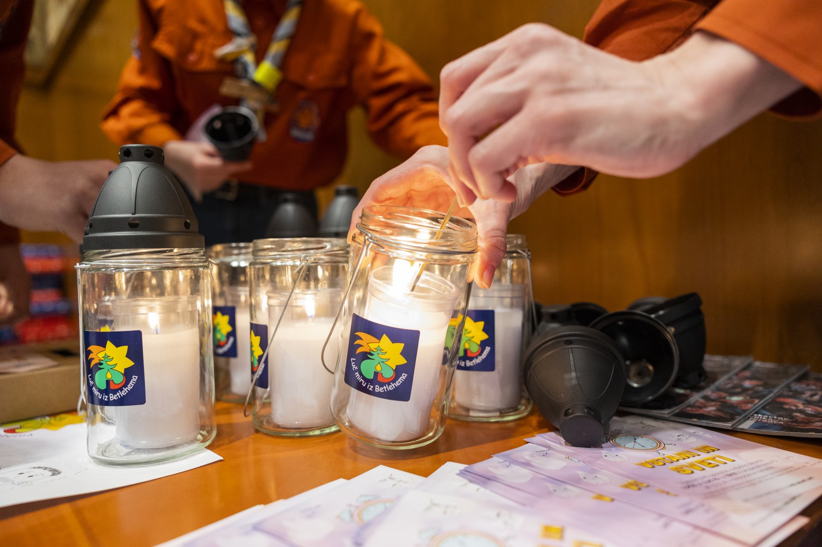 Predsednica DZ Urska Klakocar Zupancic je sprejela predstavnike Zdruzenja slovenskih katoliskih skavtinj in skavtov, ki bodo v DZ prinesli Luc miru iz Betlehema.