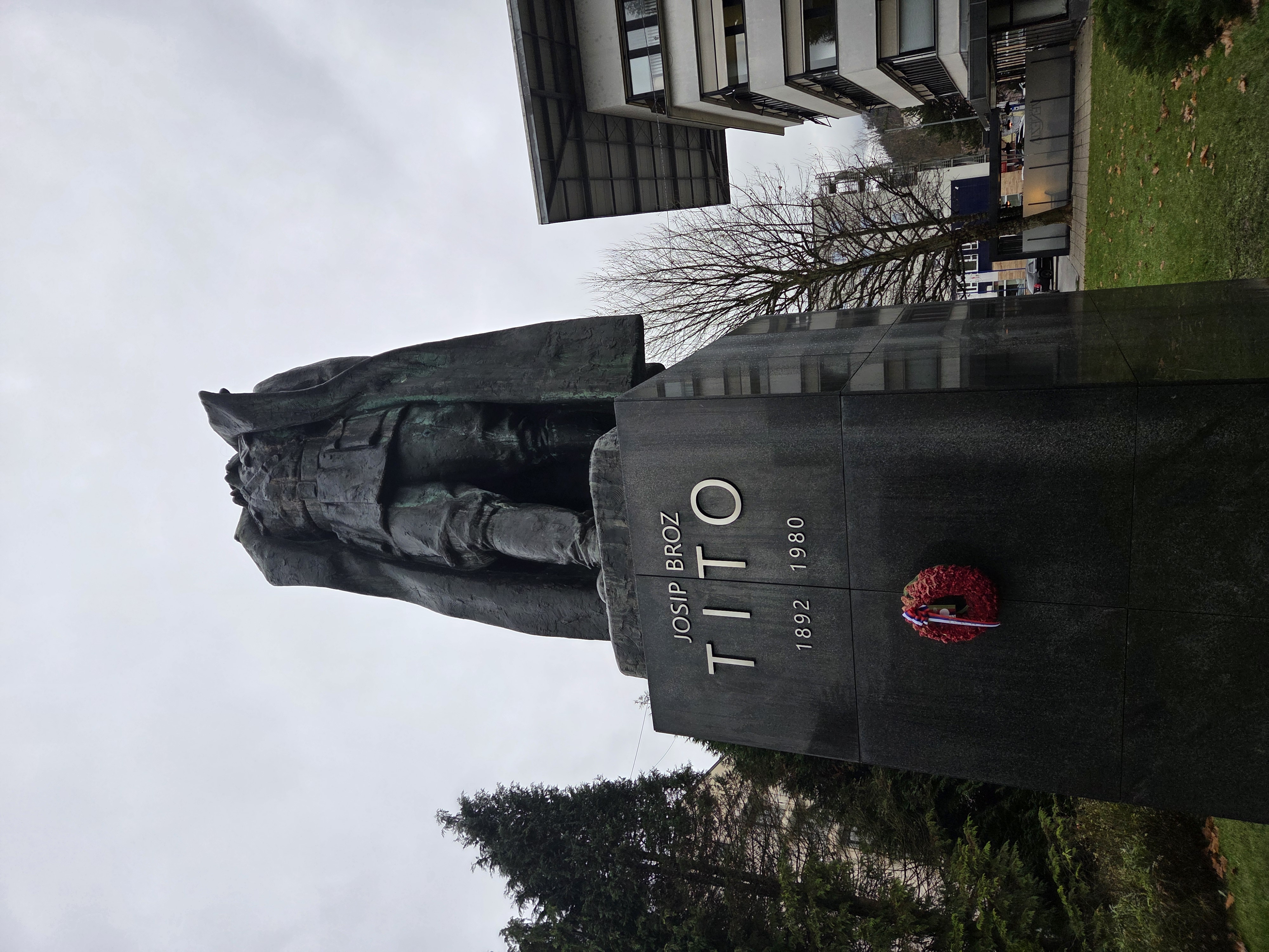 Mestna občina Velenje s kazensko ovadbo zaradi poškodovanja Titovega kipa