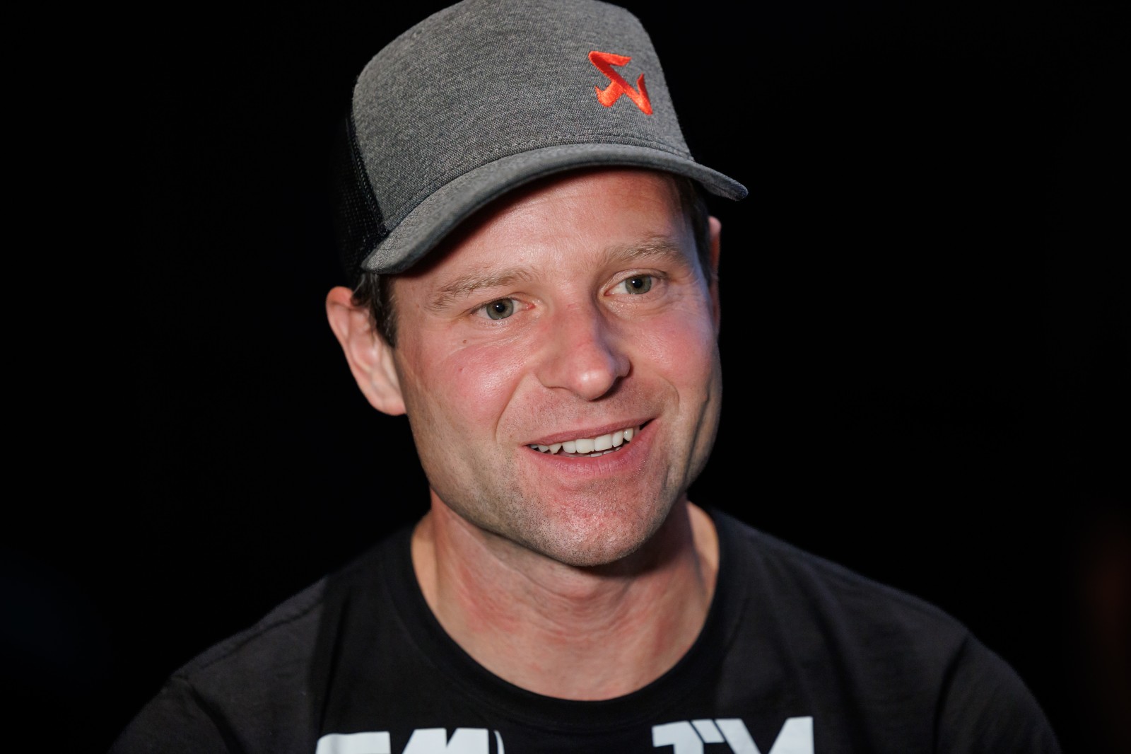 Novinarska konferenca dirkaca Tonija Mulca s predstavitvijo priprav na tekmovanje po Savdski Arabiji Dakar 2025.